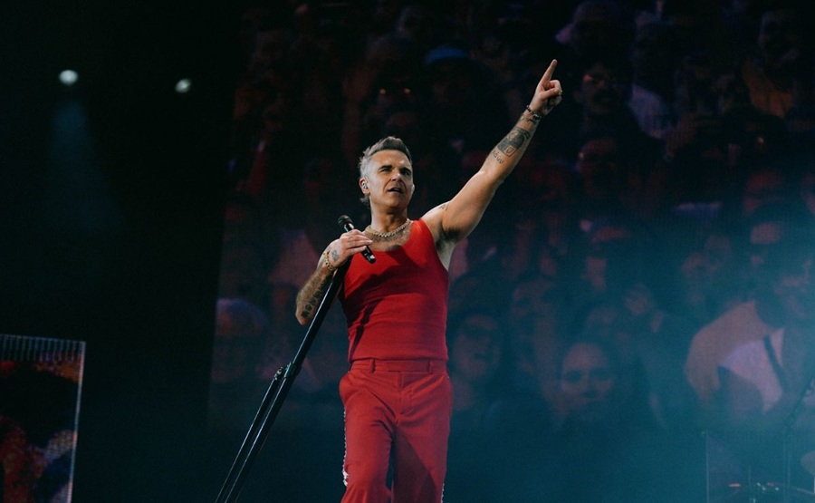 Robbie Williams aclara que la sustancia blanca de su video viral es una menta, no coca