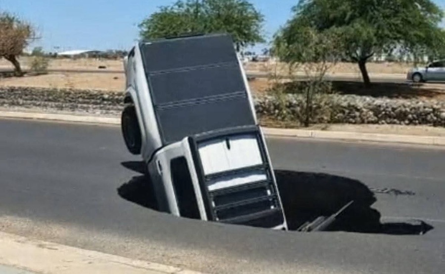 Enorme socavón se tragó una camioneta con todo y conductor