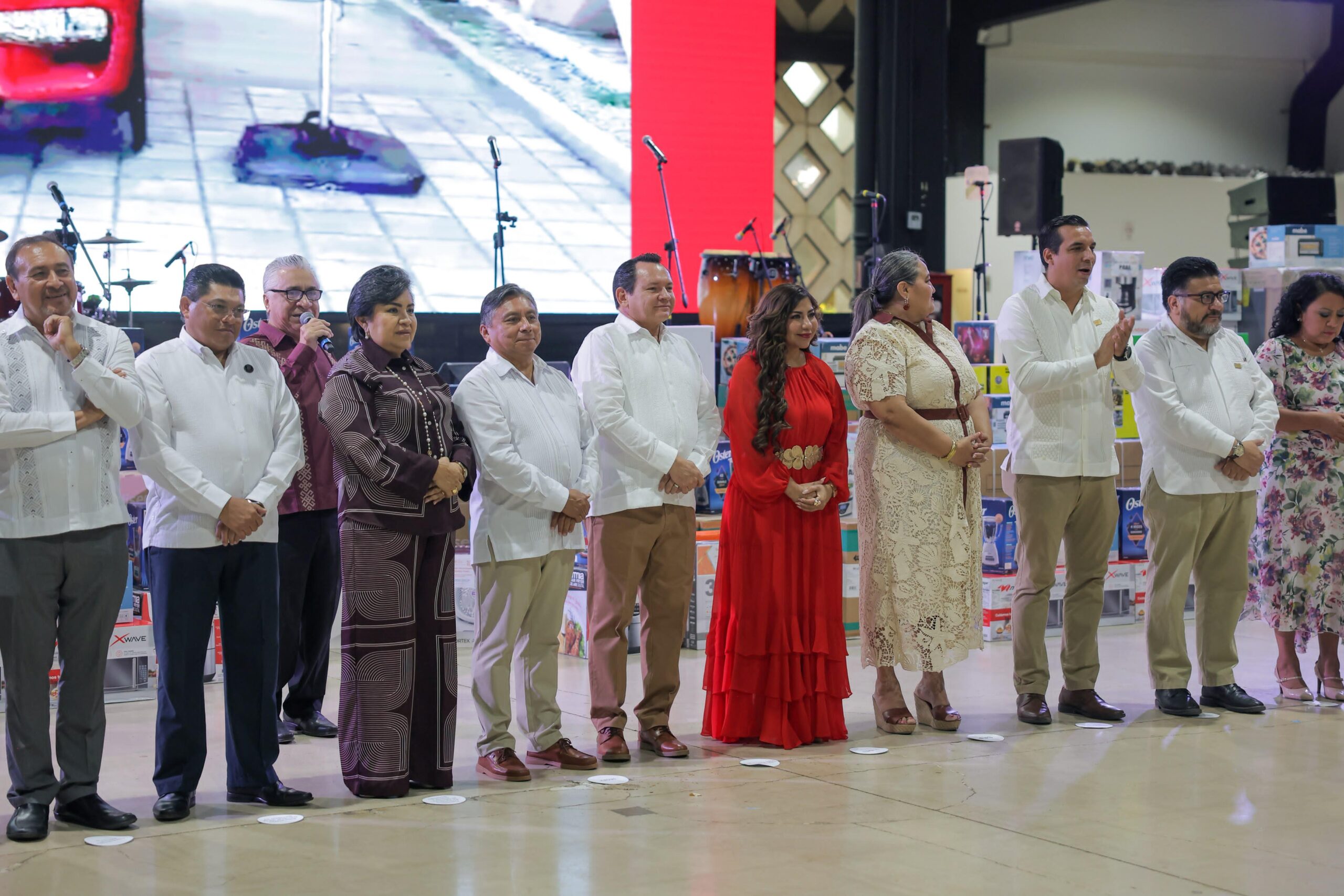 Díaz Mena reconoce a más de 3,800 trabajadores de apoyo a la educación