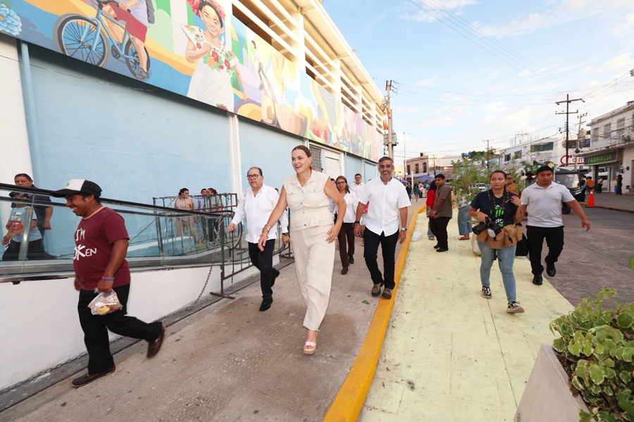 Cecilia Patrón entrega la remodelación del mercado Lucas de Gálvez para locatarios y usuarios.