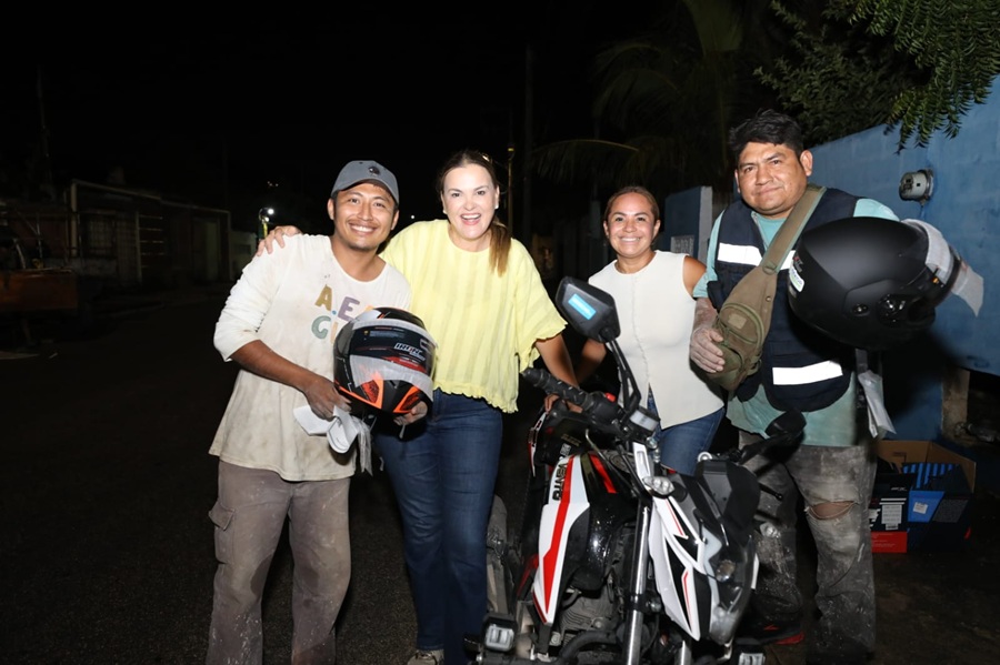 Entrega Cecilia Patrón equipo de protección a más de 2 mil repartidores en motocicleta