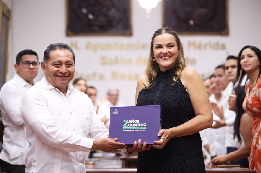 Cecilia Patrón entrega al Cabildo de Mérida su segundo informe de gobierno