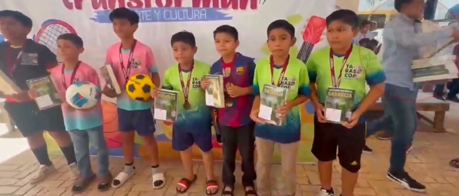 En Tabasco les regalaron un libro de AMLO como premio a campeones infantiles
