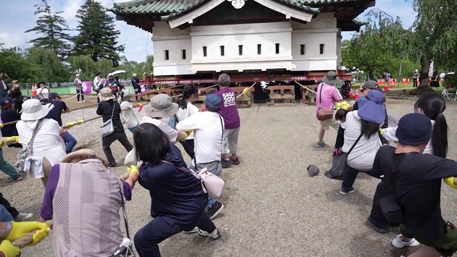 Con cuerdas mueven un castillo de 360 toneladas en Japón