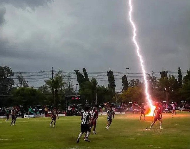 Le cae un rayo a un futbolista y lo fulmina durante un partido