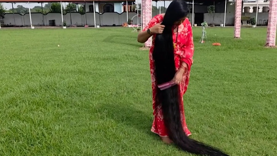 Mujer de la India tiene la cabellera más larga del mundo