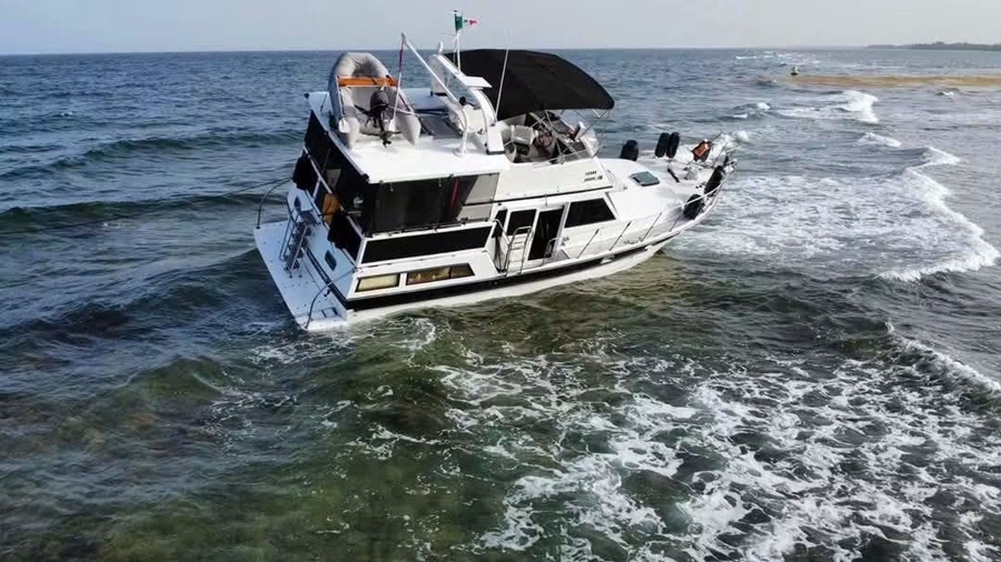 Encalla un yate en la zona de arrecifes de Mahahual