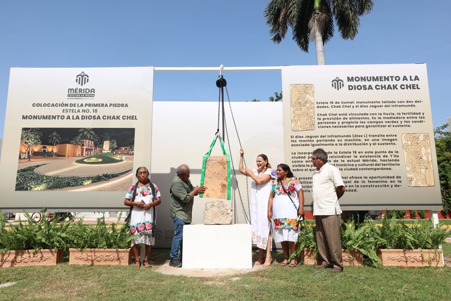 Cecilia Patrón coloca la primera piedra de la réplica de la Estela Maya 18 en Paseo de Montejo