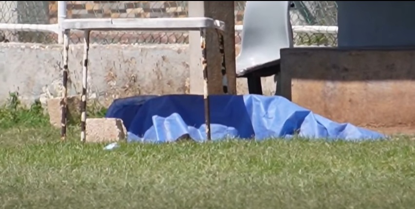 La huesuda se lo lleva jugando futbol