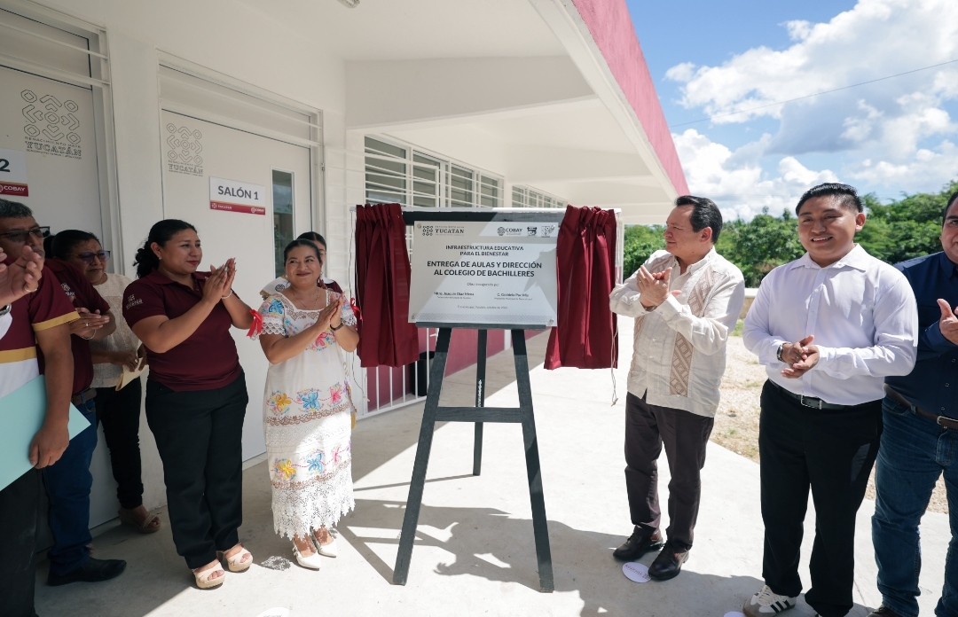 Díaz Mena entrega tres aulas nuevas en el Cobay de Tixcacalcupul