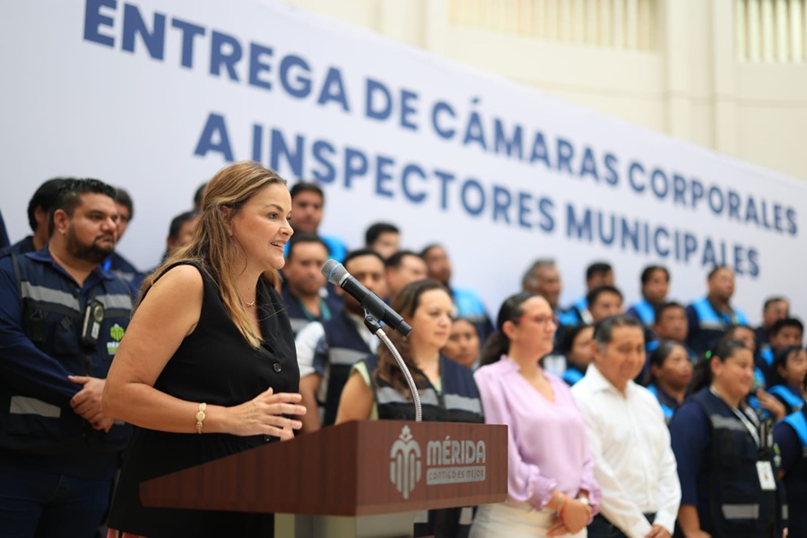 Cecilia Patrón entrega cámaras corporales a inspectores municipales de Mérida