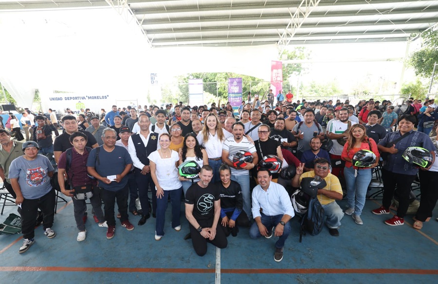 La seguridad del trabajador es primero; Cecilia Patrón entrega cascos certificados a motociclistas de plataforma