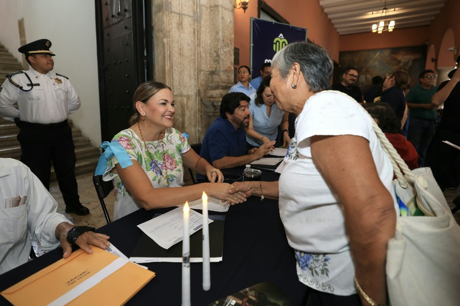Cecilia Patrón atiende a las mujeres emprendedoras en el Miércoles Ciudadano