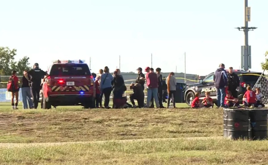 Conductora invadió un campo de futbol durante un partido: un niño y un hombre murieron