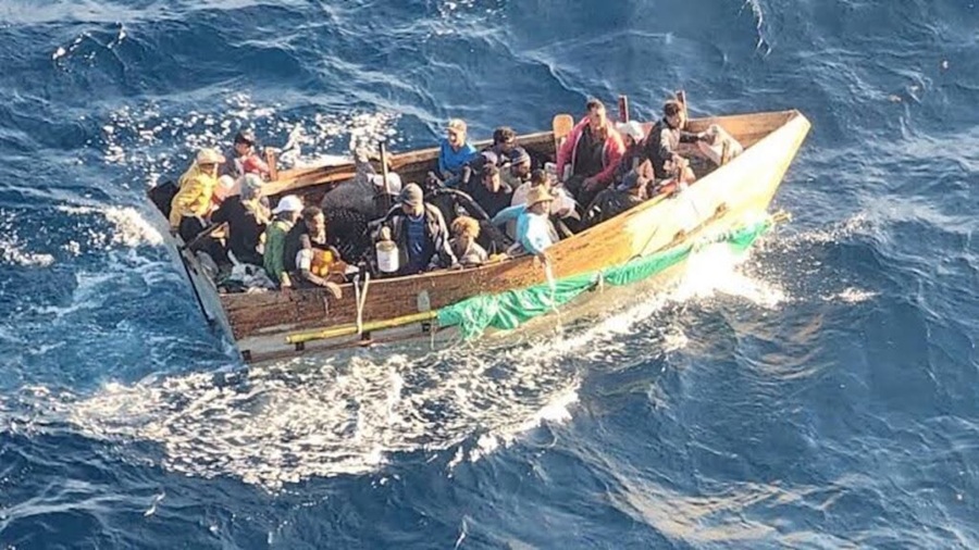 Rescatan a diez balseros cubanos a la deriva cerca de Isla Mujeres