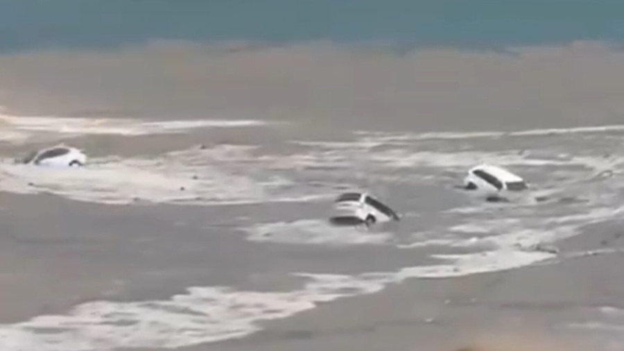 Lluvias en Los Cabos provocan inundaciones y arrastran vehículos hacia el mar